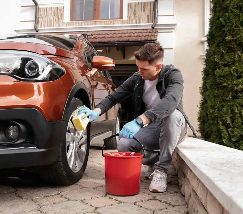 Lavage auto à domicile Le Bourdet : professionnel intervenant sur un véhicule